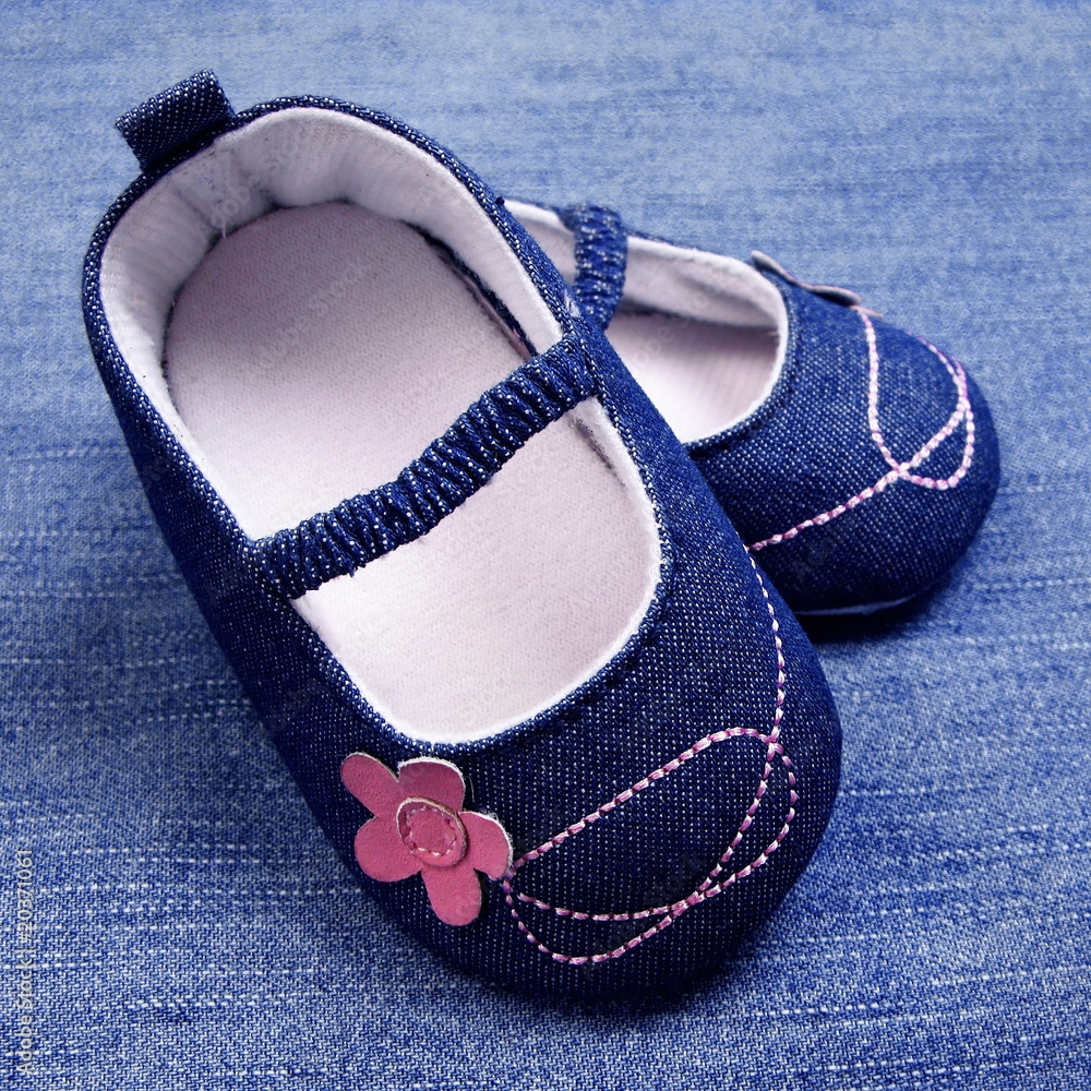 chaussures de bébé sur fond en jean chaussures de bébé sur fond en jean