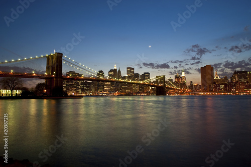 Fototapeta Naklejka Na Ścianę i Meble -  Brooklyn Bridge by twilight