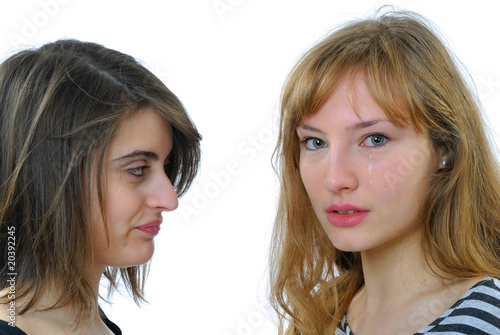 deux jeunes femme qui pleurent