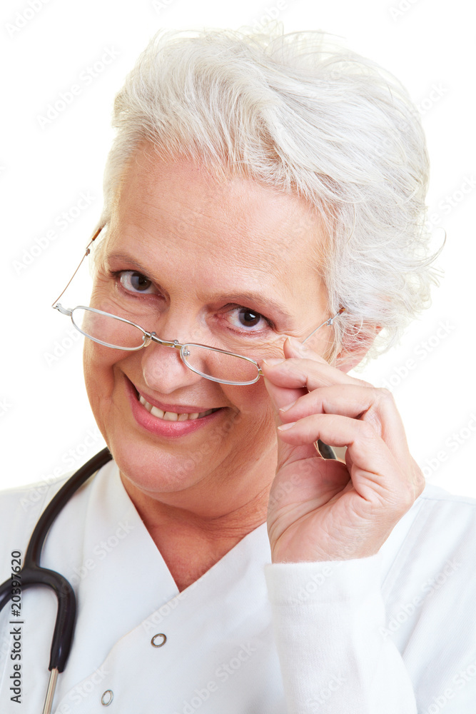 Ärztin schaut über ihre Brille