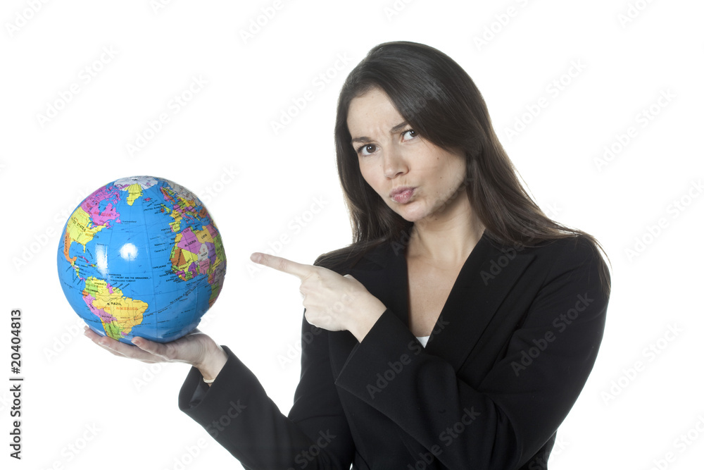 jeune femme montrant du doigt la planète terre jeune femme montrant du doigt la planète terre