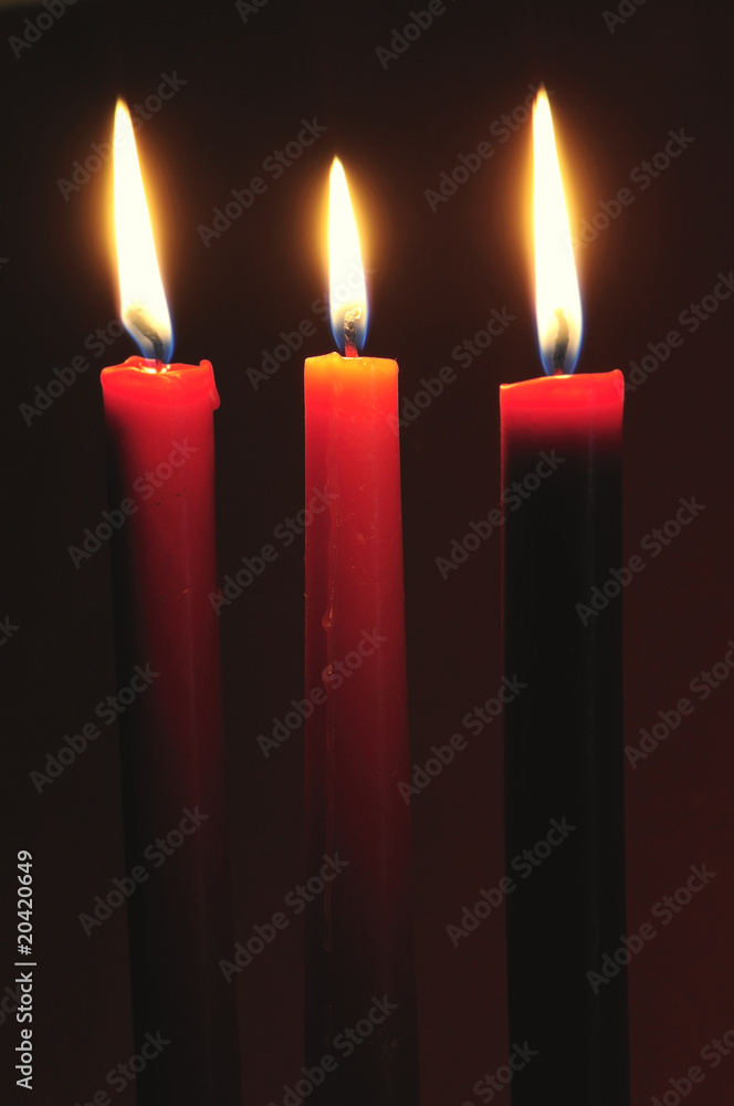 Bougies rouges de Noël allumées avec leur flamme Bougies rouges de Noël allumées avec leur flamme