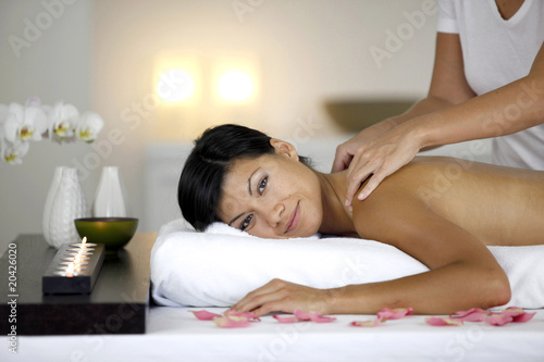 Jeune femme se faisant masser le dos