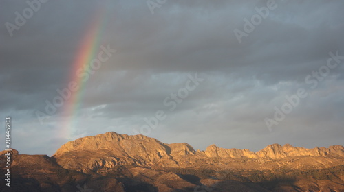 arco iris sobre la montaña