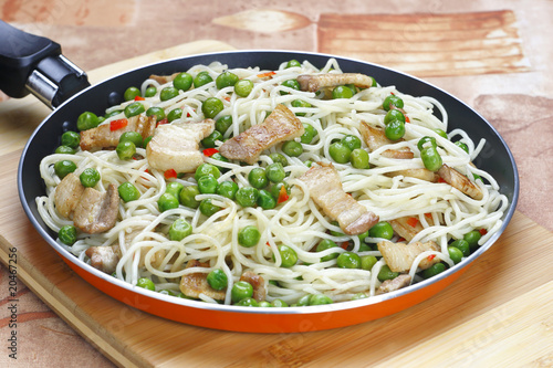 Pasta with peas and meat
