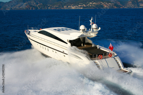 yacht en baie de cannes