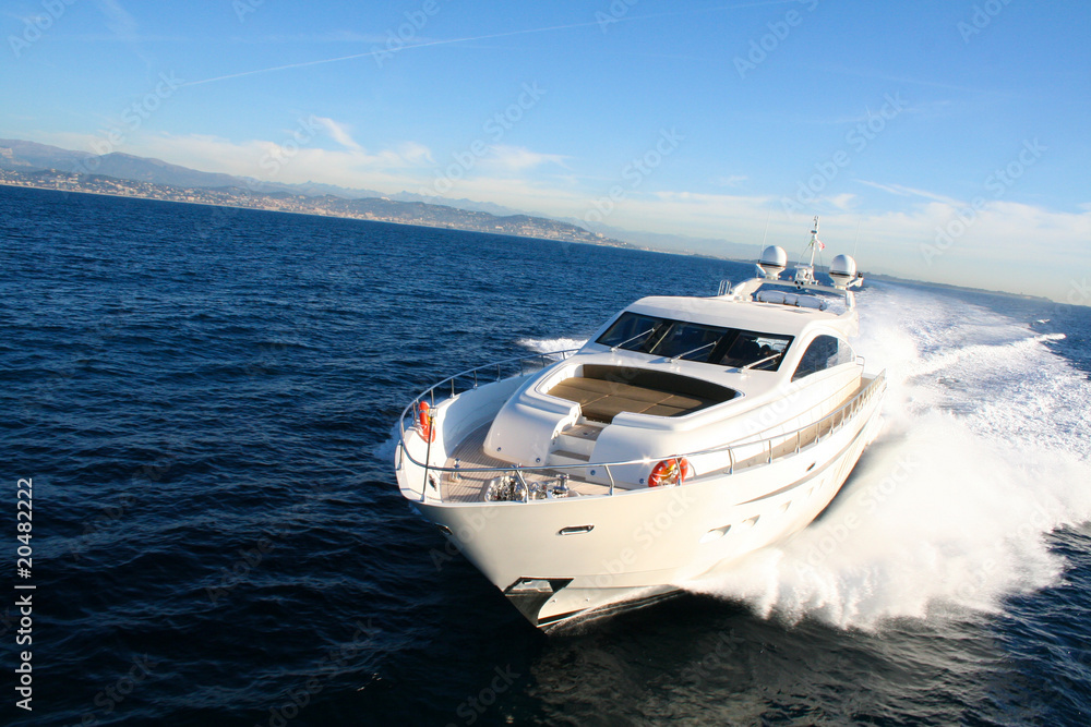 yacht en baie de cannes