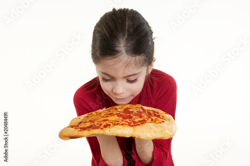 bambina che odora una pizza