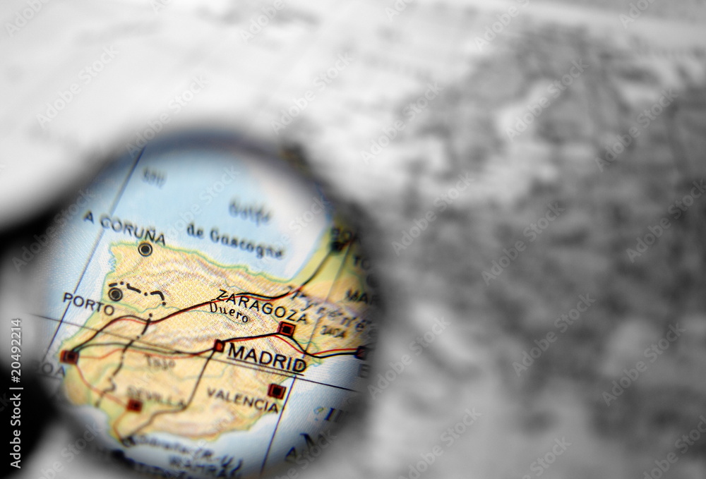 Fototapeta premium Loupe sur carte de l'Espagne.