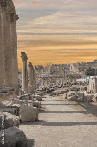 Ruinas romanas en la ciudad de Jerash (Jordania) photo