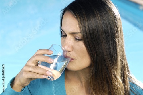 ragazza mentre beve dell'acqua