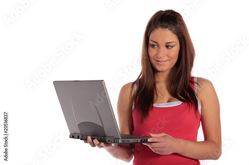 Junge Frau nutzt Notebook