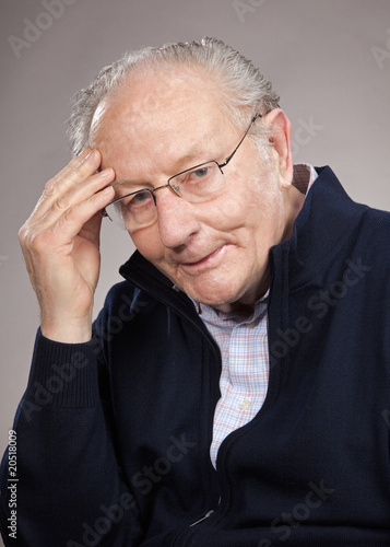 Wallpaper Mural Fröhliches Erinnern, Rentner 74 Jahre alt Torontodigital.ca