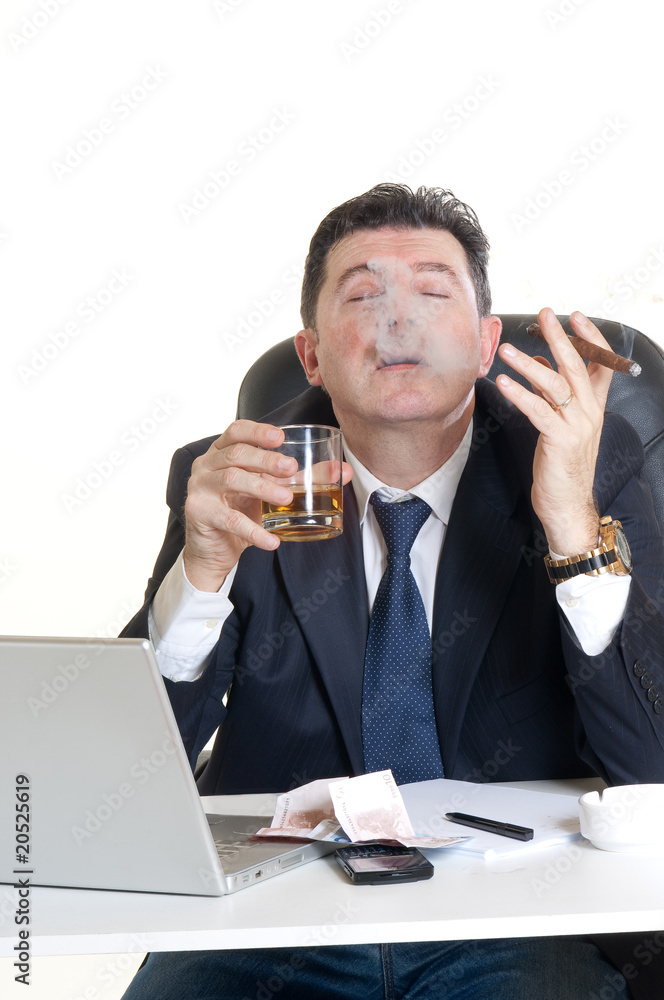 uomo beve alcolici e fuma uomo beve alcolici e fuma