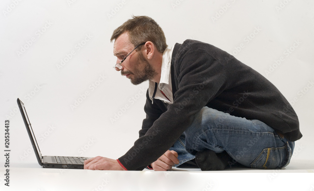 homme et son ordinateur jouent ensemble homme et son ordinateur jouent ensemble