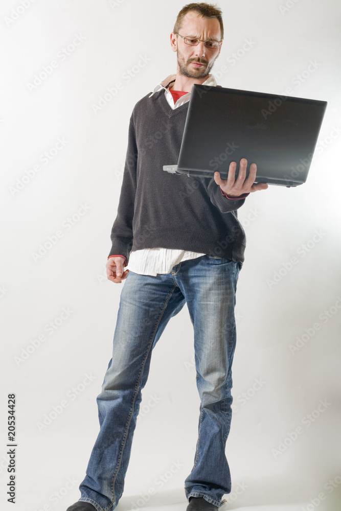 homme et son ordinateur jouent ensemble homme et son ordinateur jouent ensemble
