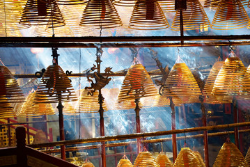 Papier peint photo Hong Kong Spirales d'encens au temple Man Mo  © claudiozacc
