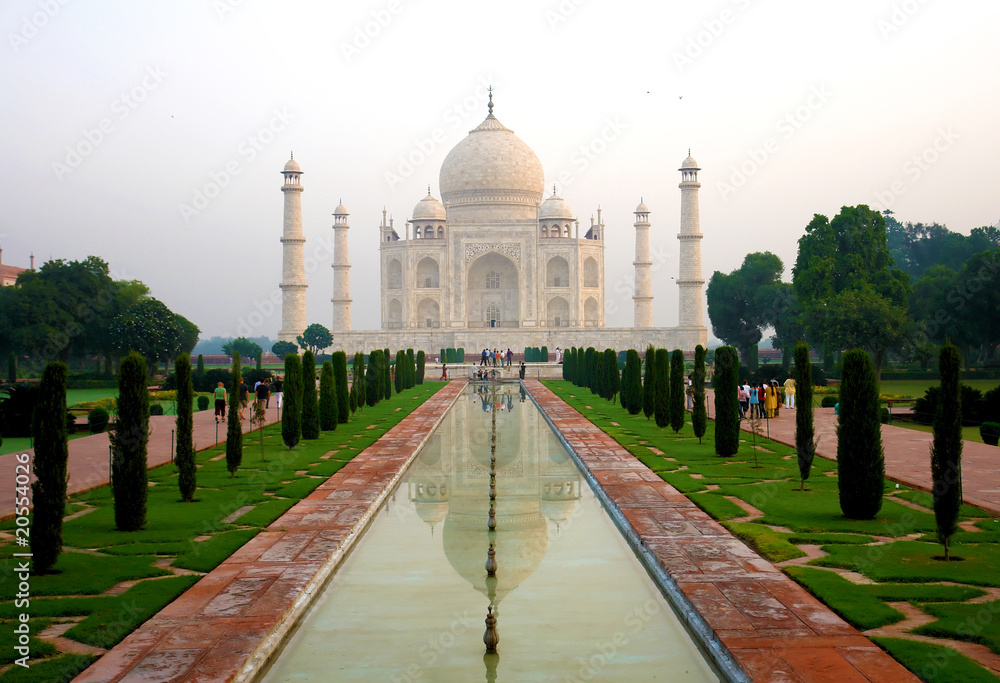 Obraz premium Overview of the Taj Mahal and garden