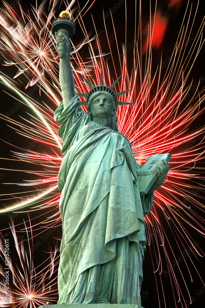 Obraz premium Statue of Liberty and fireworks in black sky