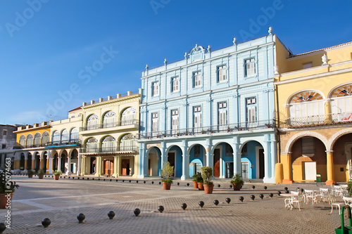 Old Havana plaza Vieja with colorful tropical buildings © Aleksandar Todorovic