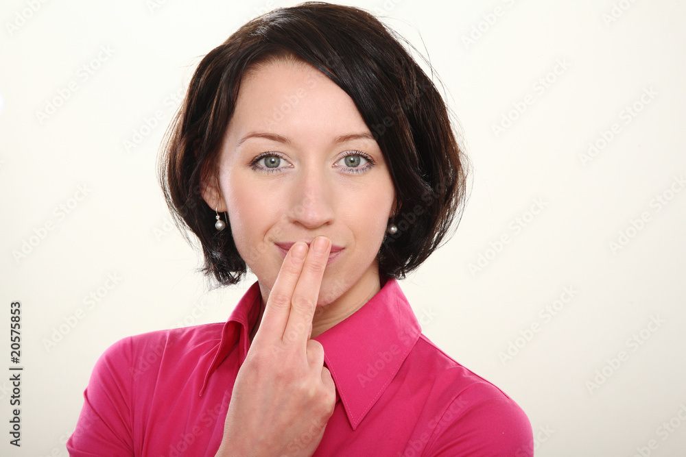junge frau hält finger vor den mund leise ruhe pssst 素材庫相片| Adobe Stock