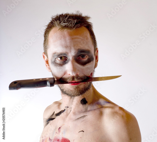 homme le couteau entre les dents