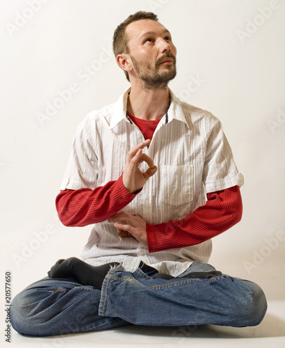 homme dans la position du lotus