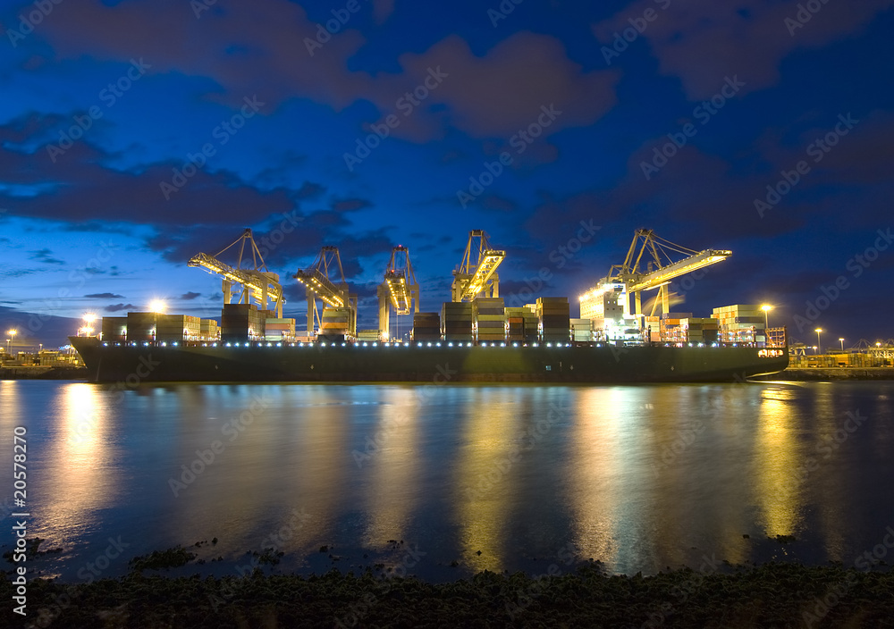Fototapeta premium Unloading of a container ship