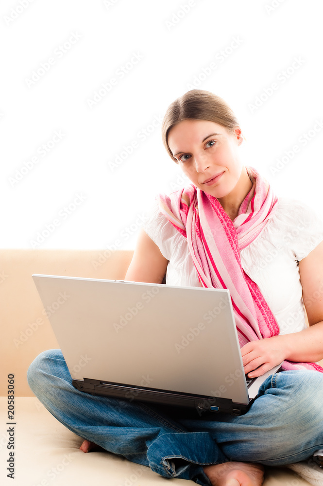 Junge Frau mit Notebook Junge Frau mit Notebook