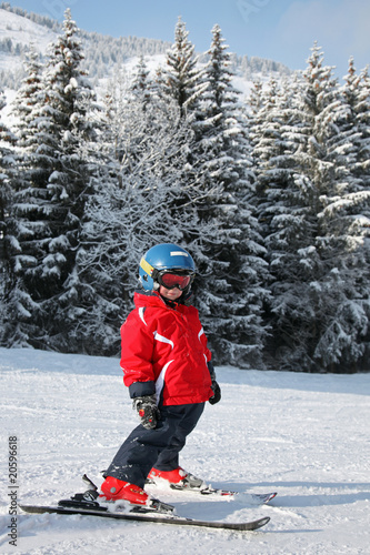 Apprendre à skier : jeune garçon #2