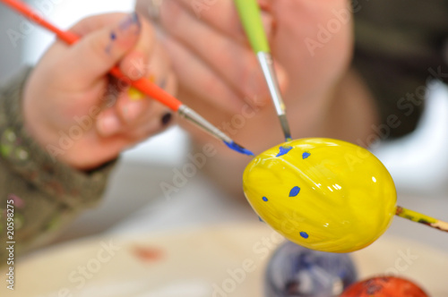 Gemeinsames Ostereierbemalen