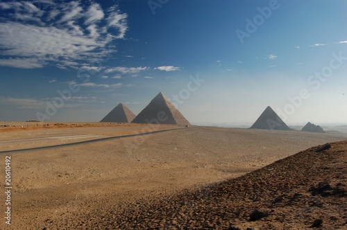 Piramidi sulla piana di Giza