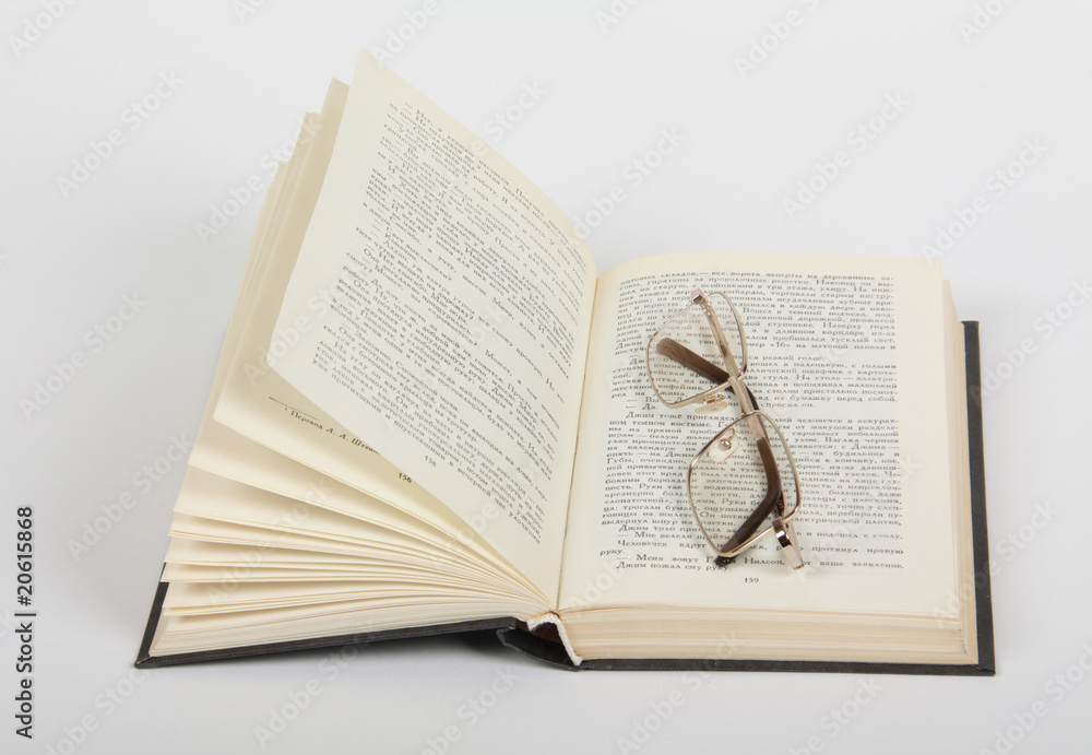 Obraz premium GLASSES AND A BOOK