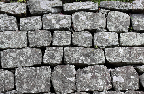 mur pierres de taille sèches