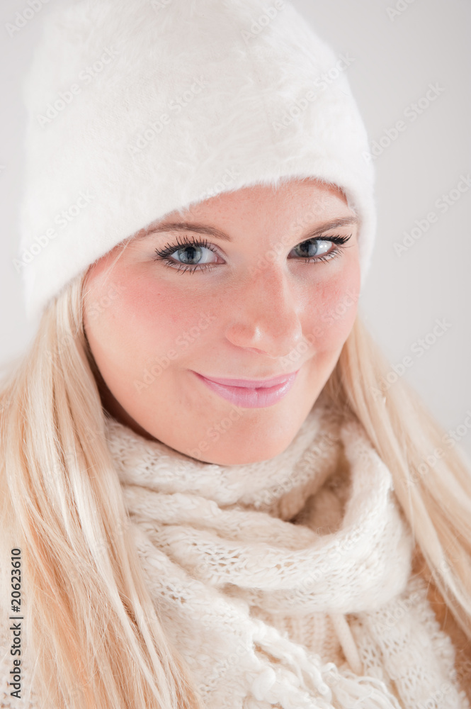 Obraz premium beautiful winter woman in a white hat