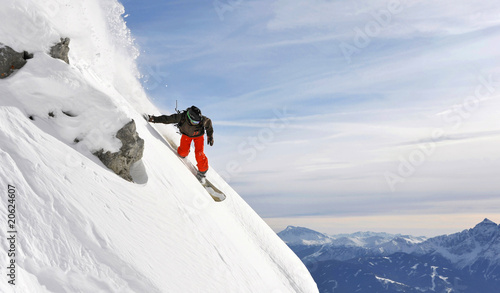 snowboarder in einem steilen Tiefschneehang