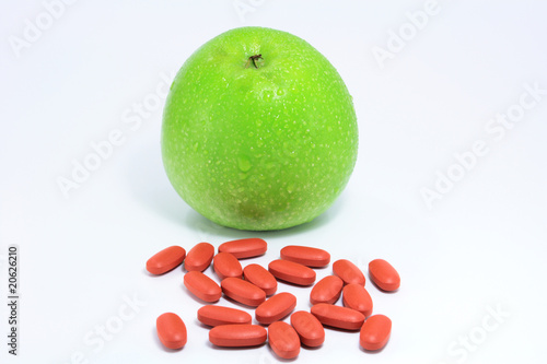 apfel mit roten tabletten photo