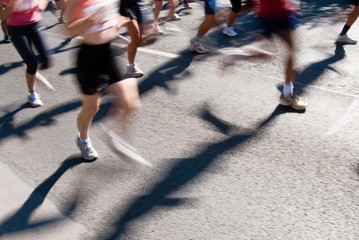 Sierkussen Joggen Marathonlopers tijdens hardloopwedstrijd op straat  © finnegan