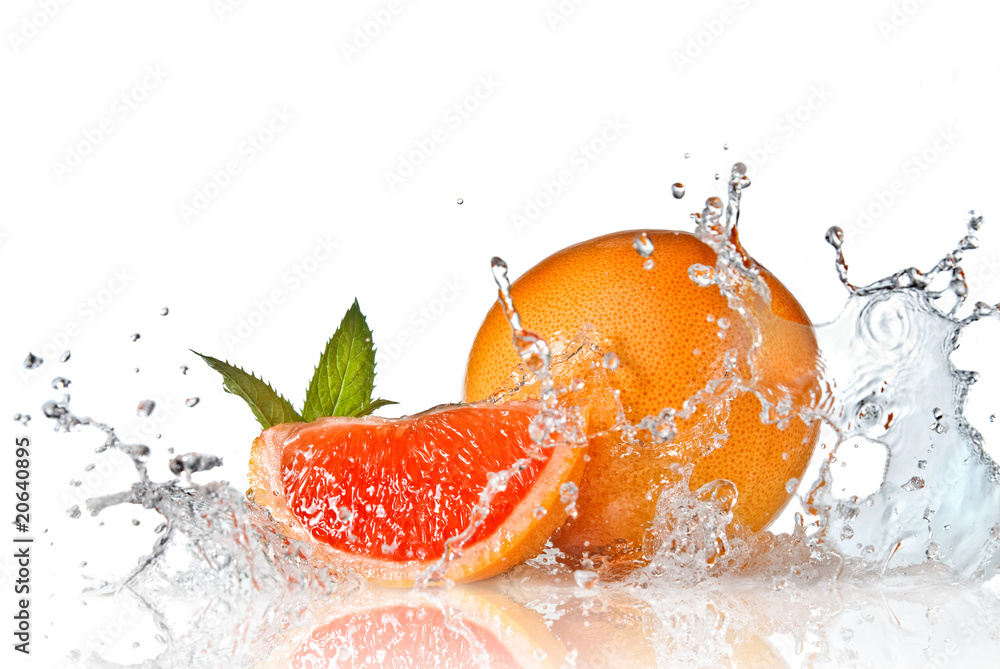 Fototapeta Wodny pluśnięcie na grapefruitowym z mennicą odizolowywającą na bielu