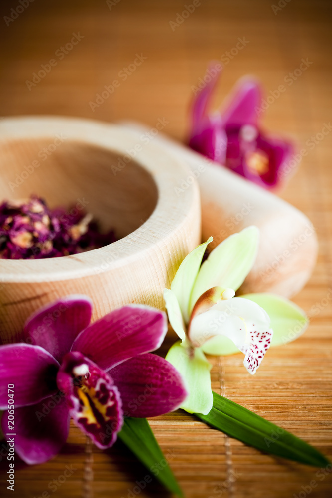 Composition zen - fleurs orchidée et mortier bois Composition zen - fleurs orchidée et mortier bois