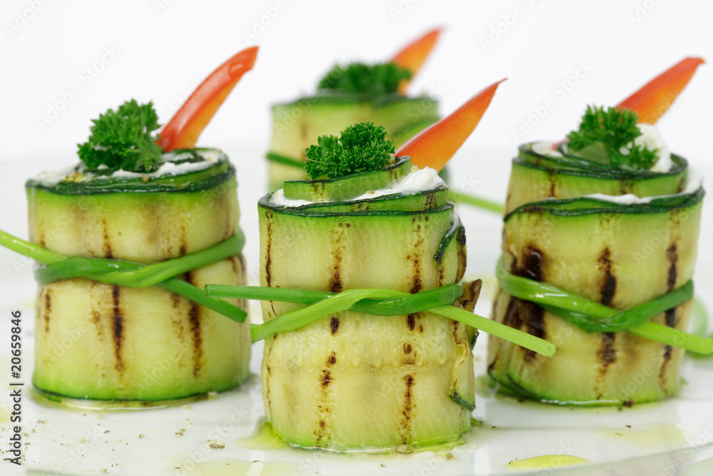 Zucchiniröllchen mit Quarkfüllung Zucchiniröllchen mit Quarkfüllung