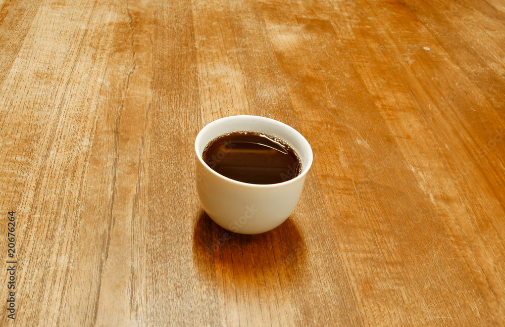 Tasse de café posée sur une table en bois Tasse de café posée sur une table en bois