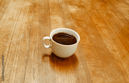 Tasse de café posée sur une table en bois
