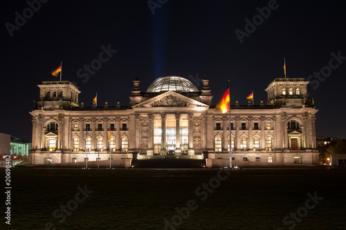 Reichstaggebäude in Berlin bei Nacht