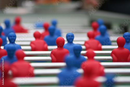 Tischfussball mit roten und blauen Spielern. Konzeptbild für Team, Teamplayer und Wettbewerb.