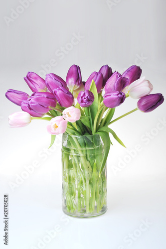 Fototapeta Naklejka Na Ścianę i Meble -  tulips in glass vase