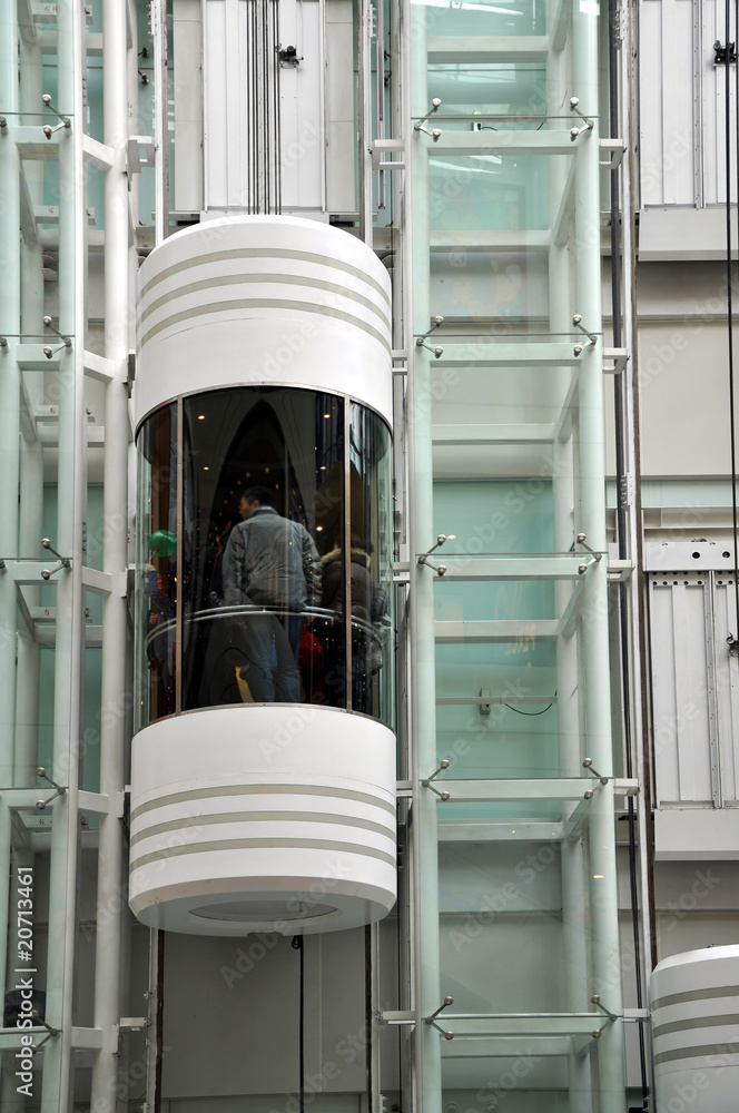 Obraz premium Ascenseur extérieur, rond et vitré