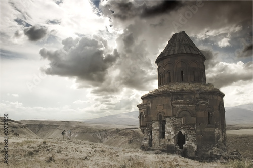 Obraz na płótnie ruined church in a dry dark landscape w salonie
