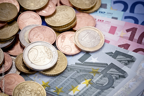 Pièces de monnaie et billets d'euro photo