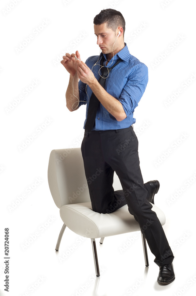 Obraz premium uomo guarda lettore mp3